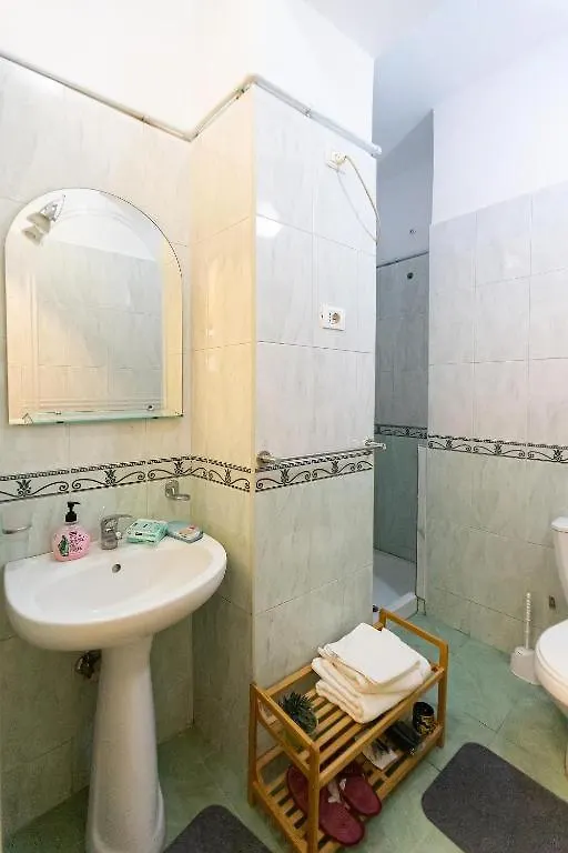 Comfy Studio Tirana 0*,