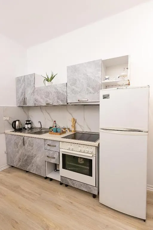 Comfy Studio Tirana 0*,